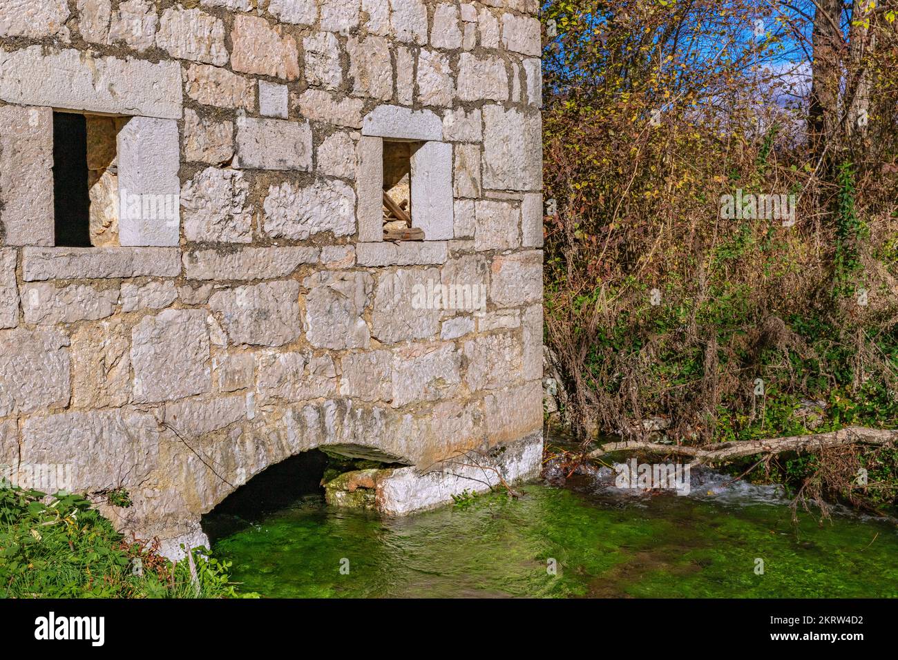 Ancien moulin en pierre sur la source de la rivière Cetina en Croatie Banque D'Images