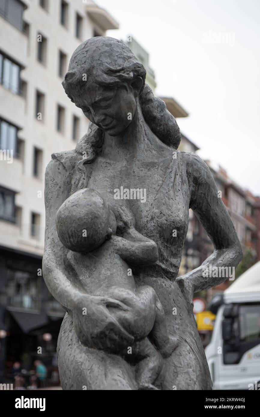 OVIEDO, ESPAGNE-10 AOÛT 2021: Maternidad sculpture (sculpteur: Sebastian Miranda Perez-Herce) Banque D'Images