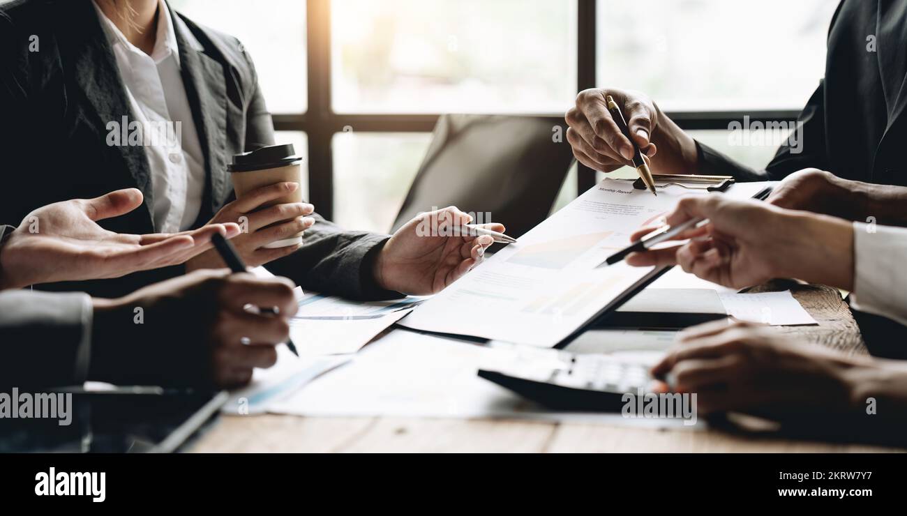 Réunion de l'équipe d'affaires et présentation des résultats d'affaires discussion et analyse graphique et graphique des données, finances et comptabilité. Performances de l'entreprise Banque D'Images