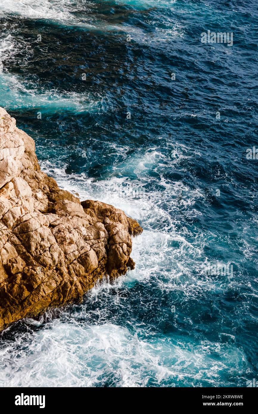 Eau et rochers. Vue de dessus de la mer Adriatique à Dubrovnik, Croatie Banque D'Images