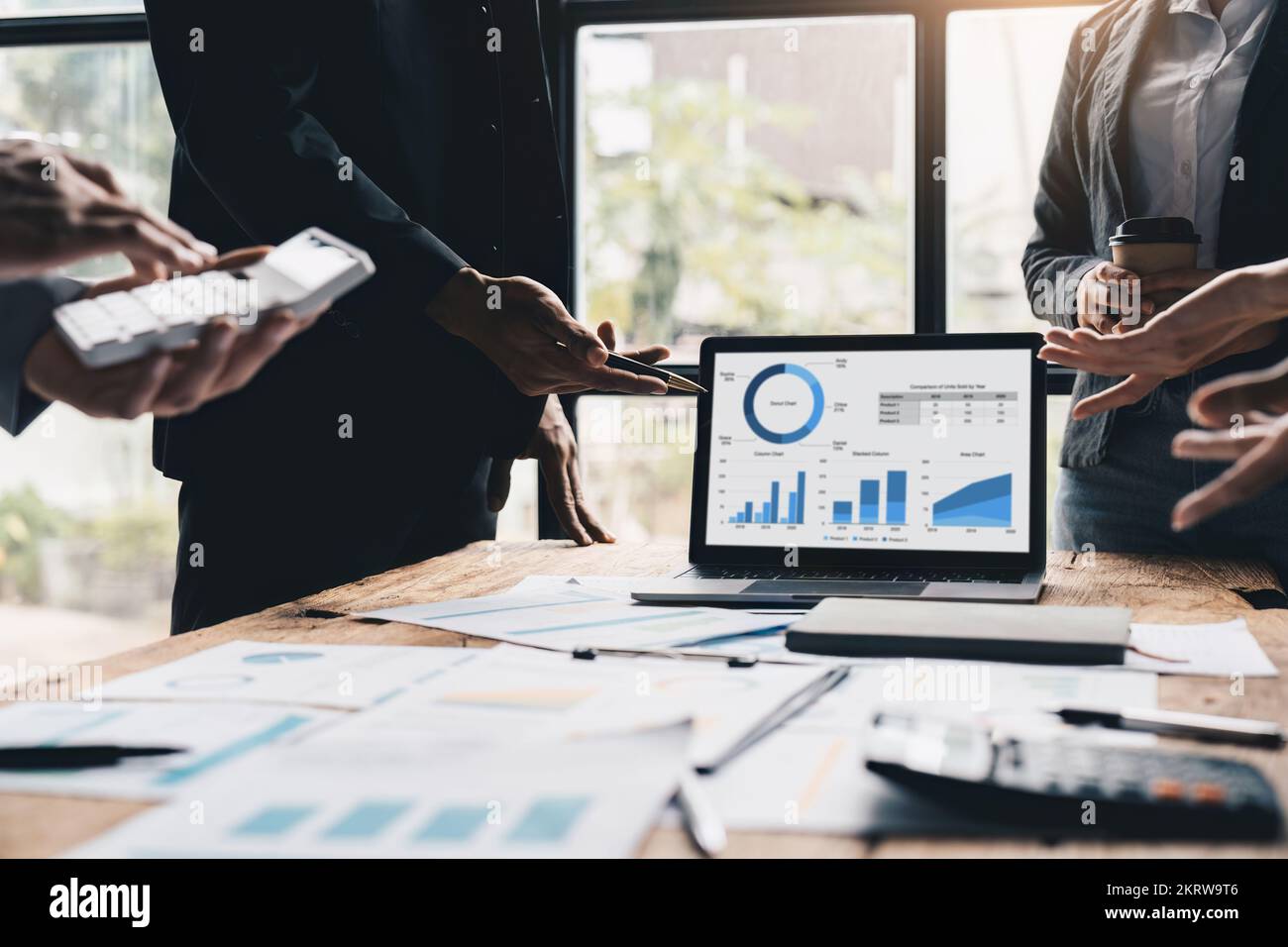 Réunion de l'équipe d'affaires et présentation des résultats d'affaires discussion et analyse graphique et graphique des données, finances et comptabilité. Performances de l'entreprise Banque D'Images