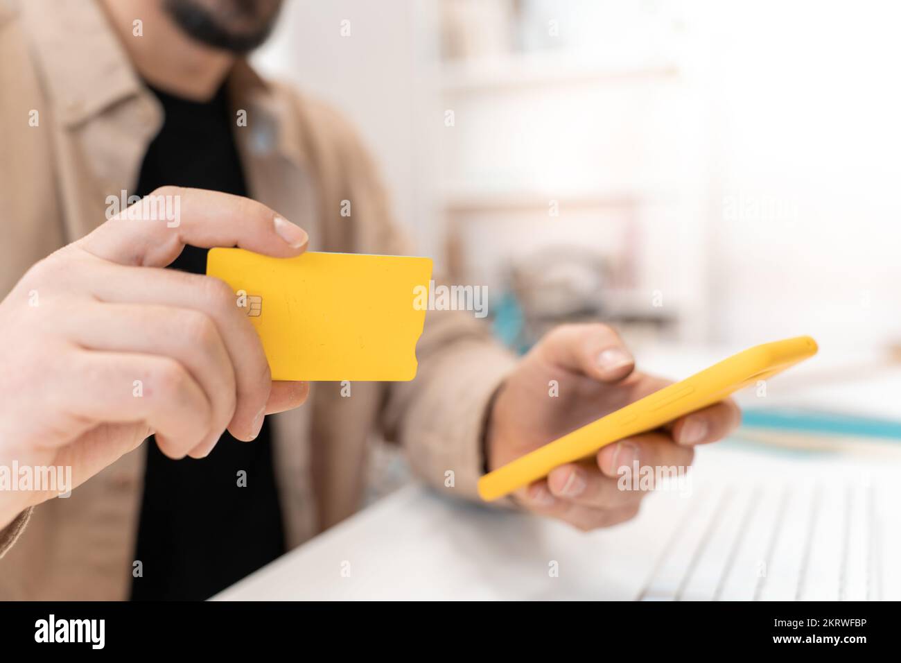 Gros plan de l'homme tenant une carte de crédit et utilisant un smartphone à la maison - achats en ligne Banque D'Images