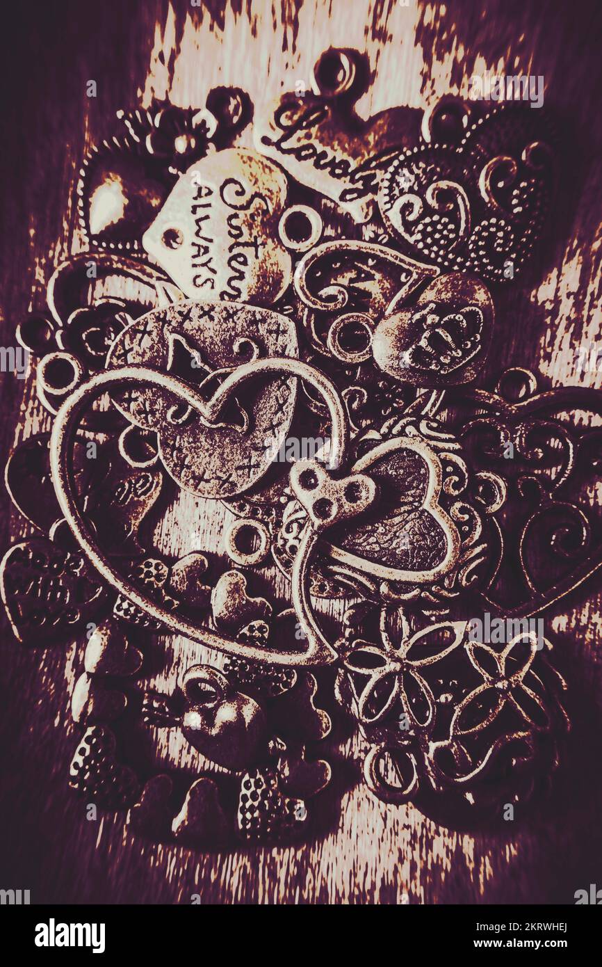 Indiquez L Art Abstrait Sur Une Collection Occupee De Coeurs De Bijoux Retro Decoration D Un Nid D Amour Photo Stock Alamy