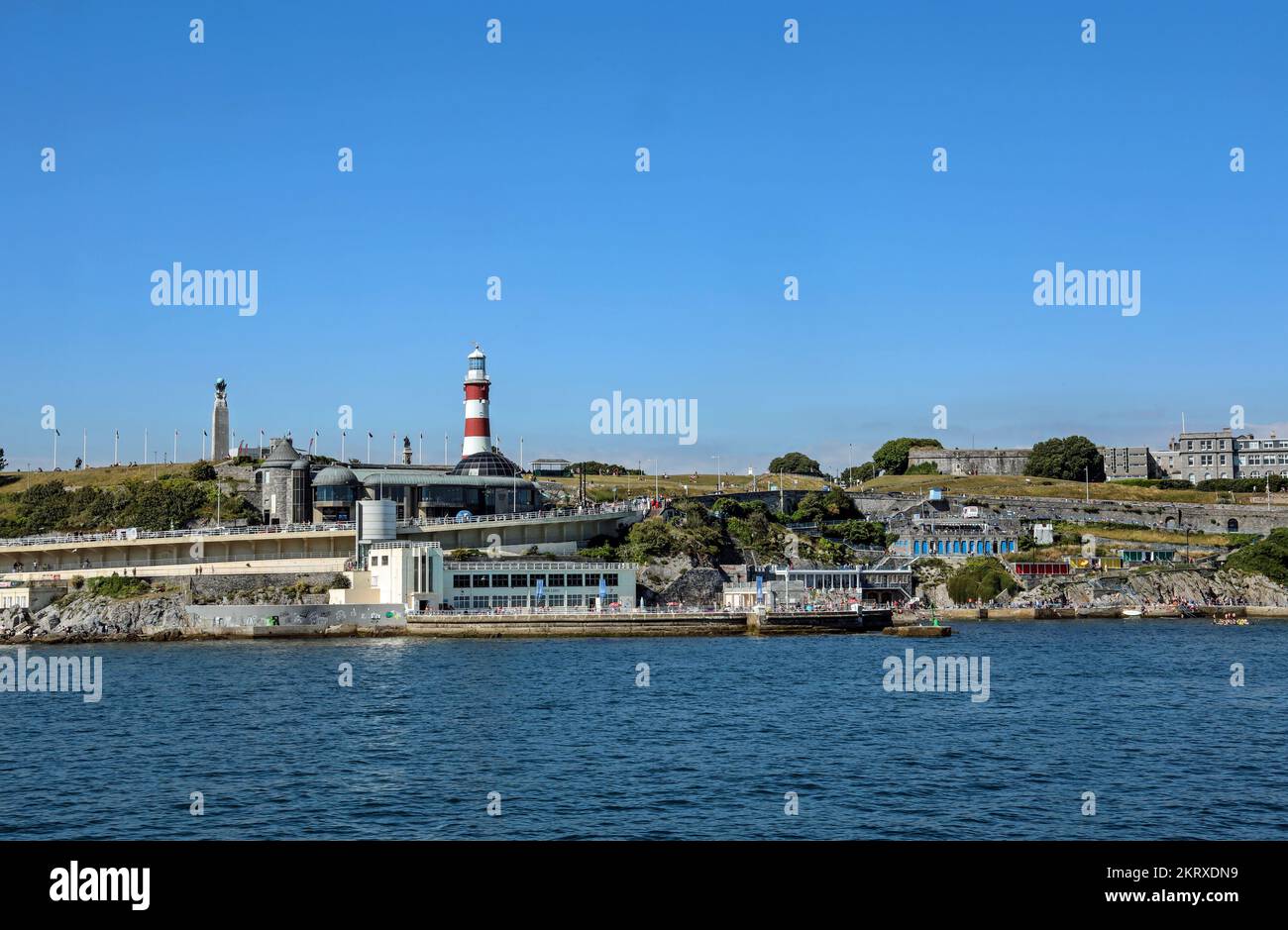 Plymouth Hoe de Plymouth Sound, TInside Lido et les installations de baignade plus le restaurant Ocean View, café et Smeaton's Tower sont inclus Banque D'Images