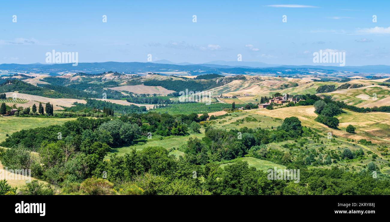 Vue panoramique sur le paysage toscan en Crète Senesi près de la ville d'Asciano, province de Sienne, Toscane, Italie Banque D'Images