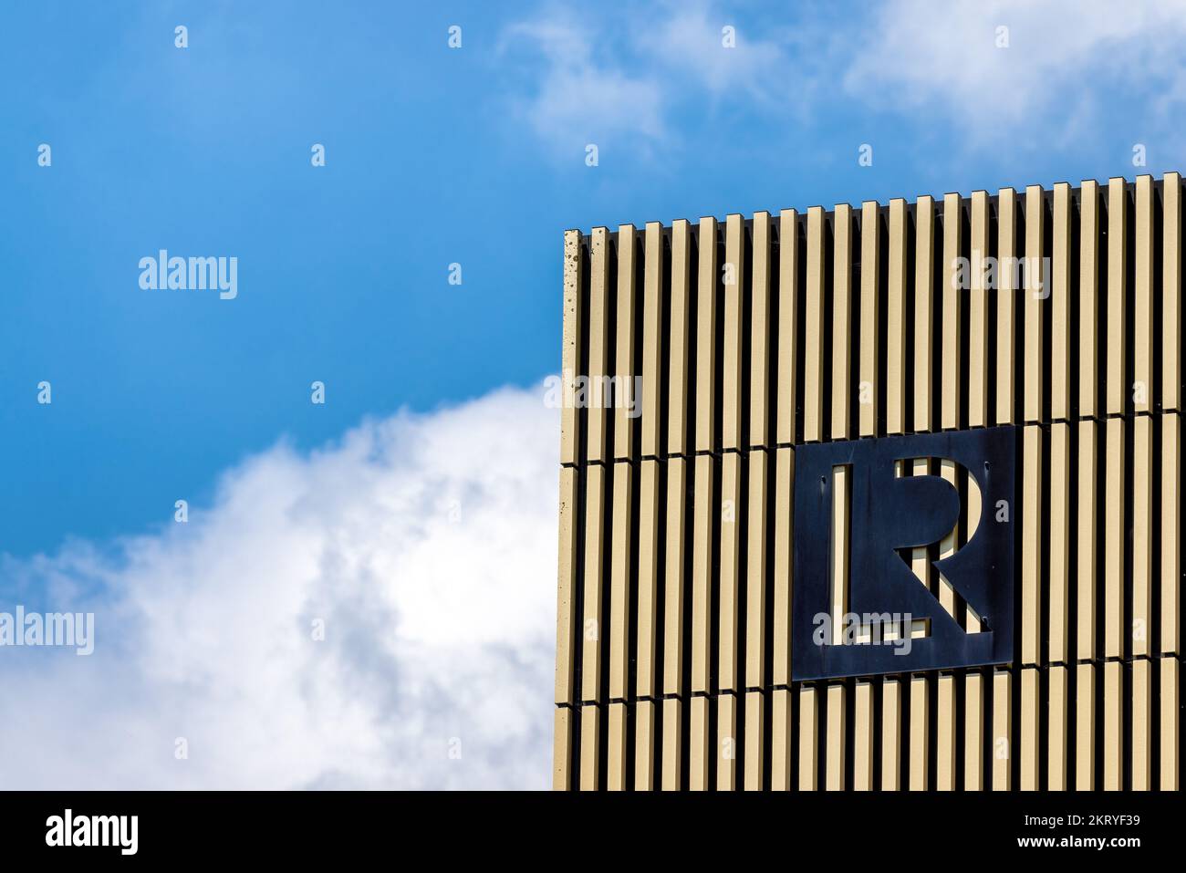 Southampton, Royaume-Uni - 31 mai 2021 : le sommet du Lloyds Register Building contre un ciel d'été. Le registre Lloyds existe depuis 1760 et Banque D'Images