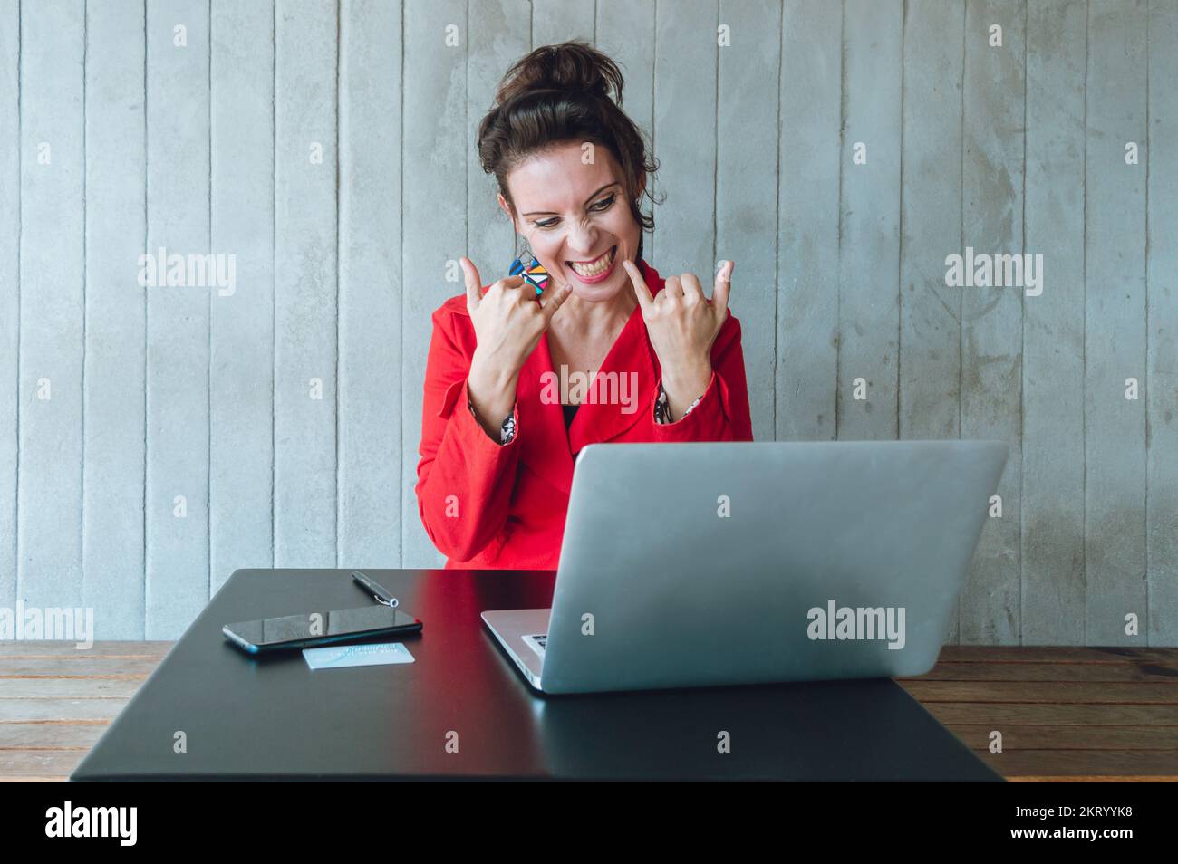 freelance femme caucasienne avec son ordinateur portable assis dans un restaurant, très heureux avec son travail et gagné de l'argent, concept d'affaires, espace de copie. Banque D'Images