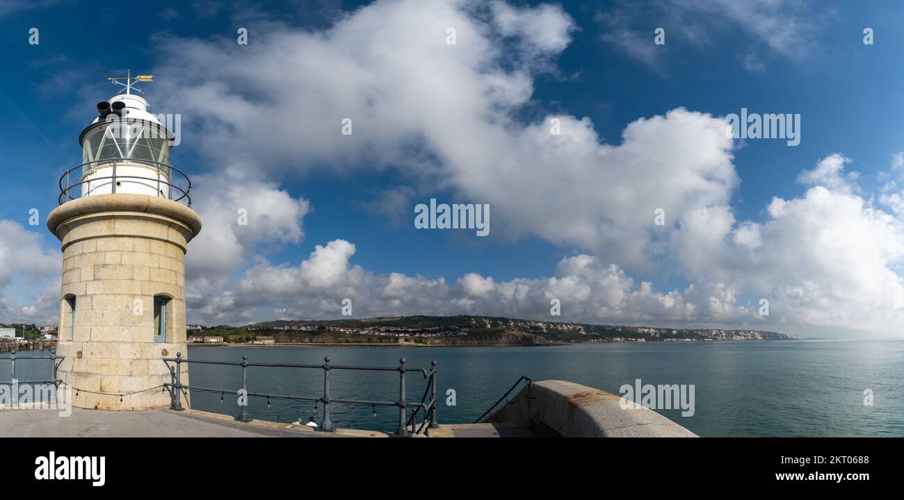 Folkestone, Royaume-Uni - 11 septembre 2022 : le bras de port de Folkestone avec le phare historique Banque D'Images
