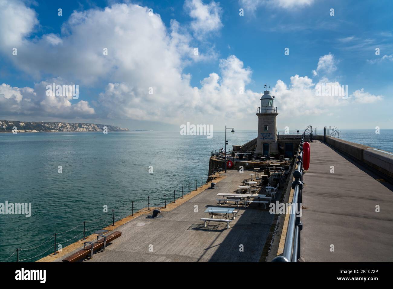 Folkestone, Royaume-Uni - 11 septembre 2022 : bras et entrée du port de Folkestone avec le phare historique Banque D'Images