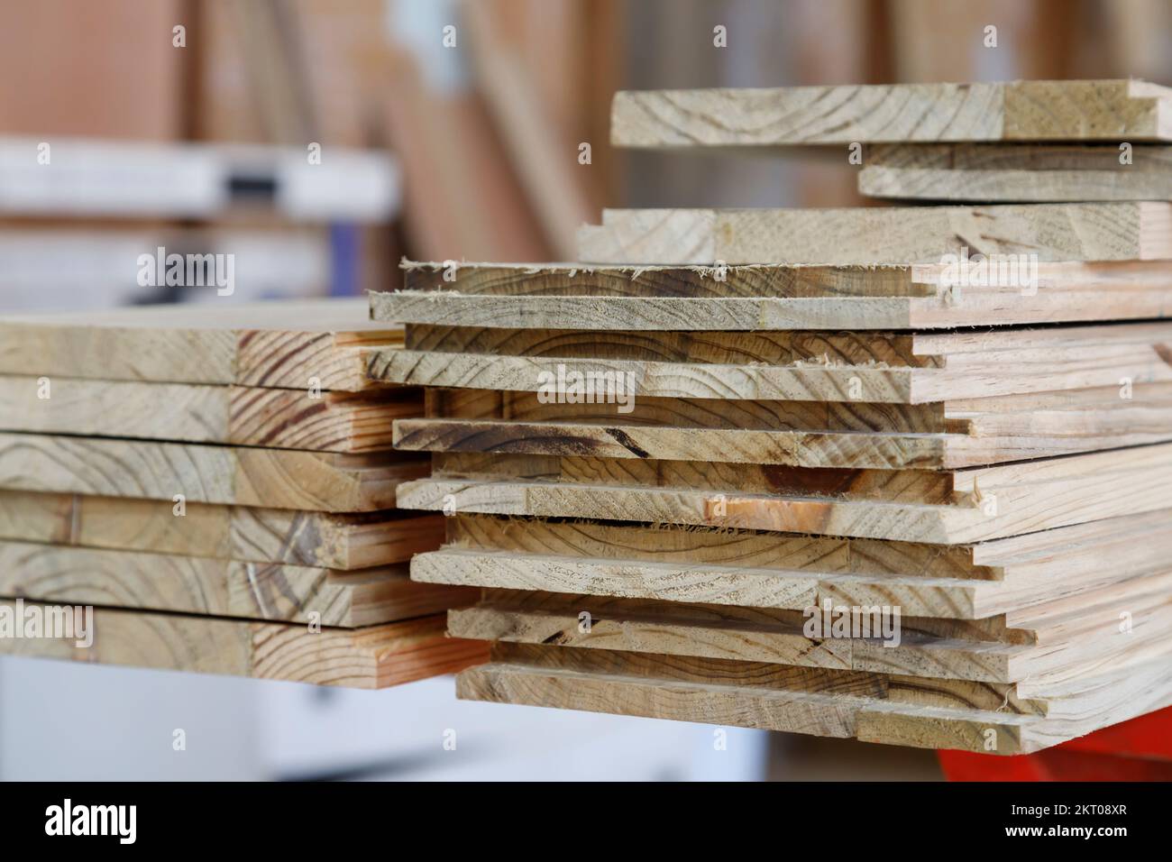 tailler les planches de pin avec des évidements, des grains d'extrémité et des marques de brûlure de la lame de scie. Banque D'Images