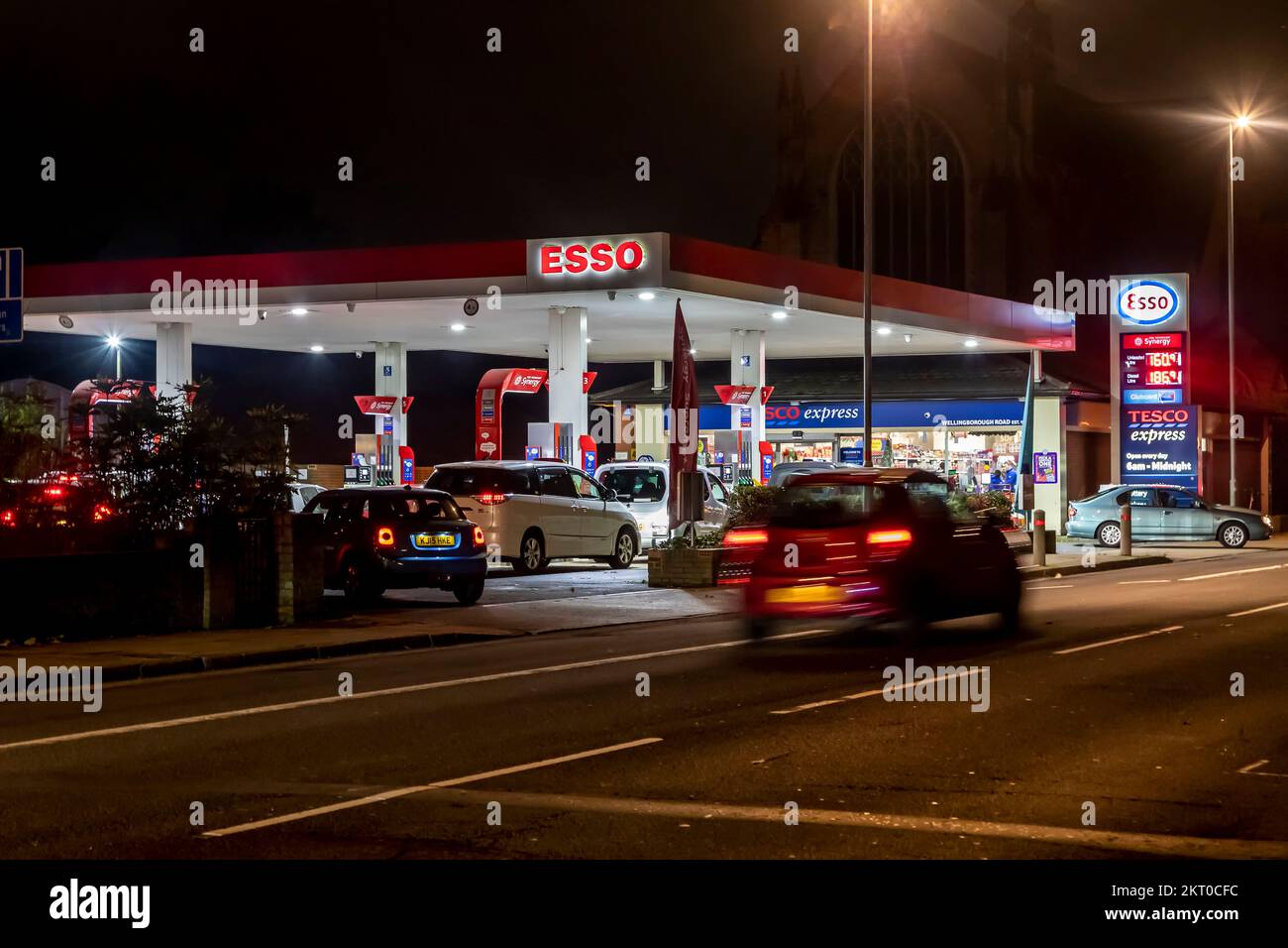 Très fréquentée, ESSO Garge et Tesco's, Wellingborough Road, Northampton, Angleterre, Royaume-Uni. Banque D'Images