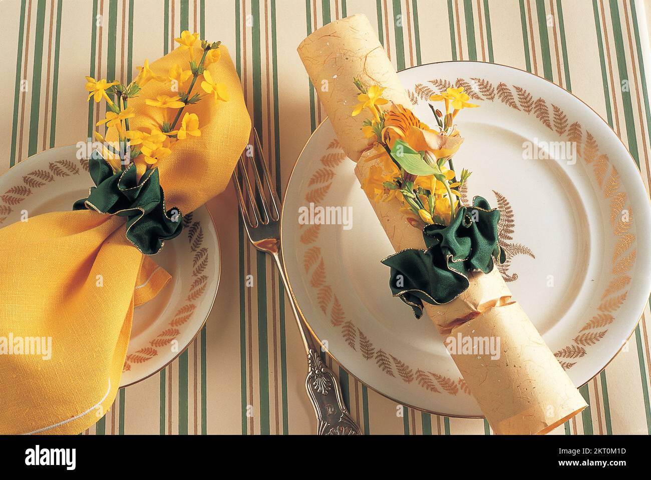 Cracker festif décoré de fleurs jaunes sur une assiette Banque D'Images