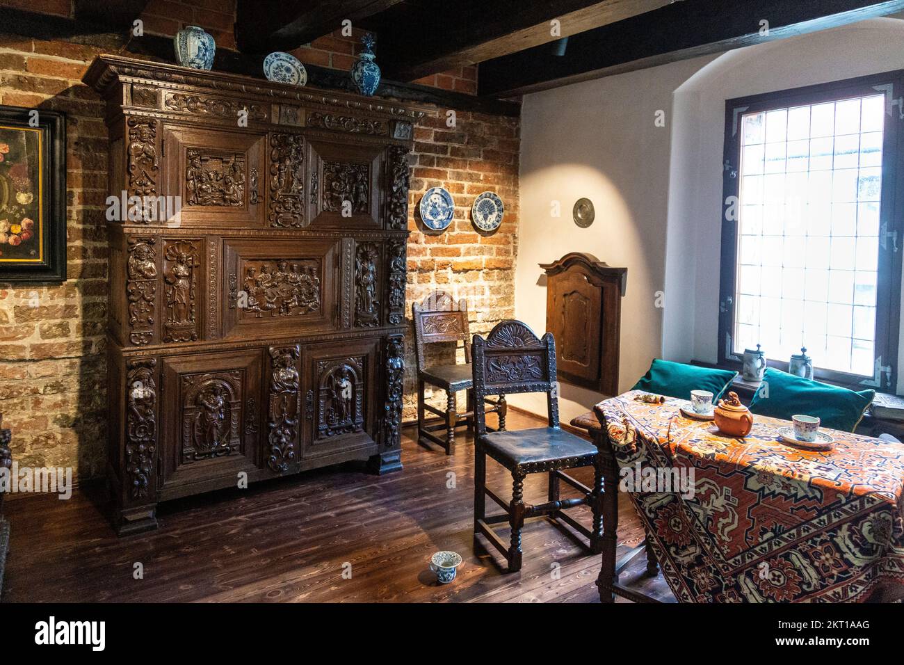 !7th salon de style siècle à l'intérieur d'une maison de résidence avec une armoire en bois de 1680s - Copernicus House, Torun, Pologne Banque D'Images