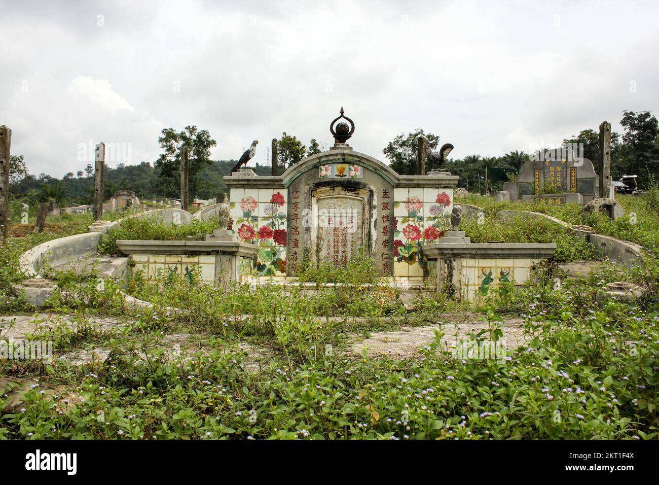 Ipoh, Perak, Malaisie - novembre 2012 : un ancien cimetière chinois sur l'herbe verte d'une colline au large de la ville abandonnée de Pusing près d'Ipoh. Banque D'Images