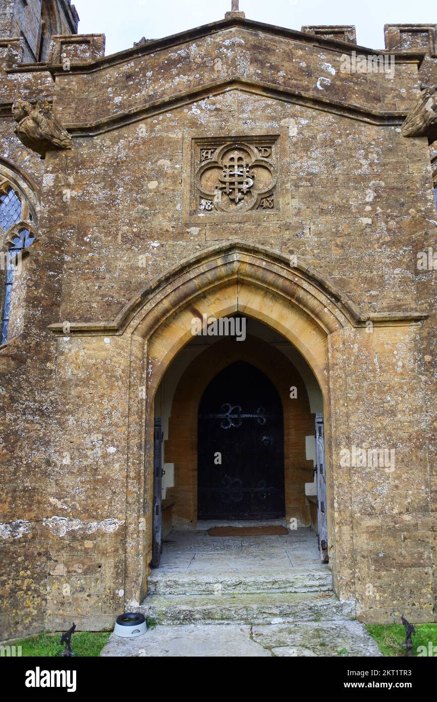 Entrée principale de l'église paroissiale de Netherbury, Dorset, Royaume-Uni - John Gollop Banque D'Images