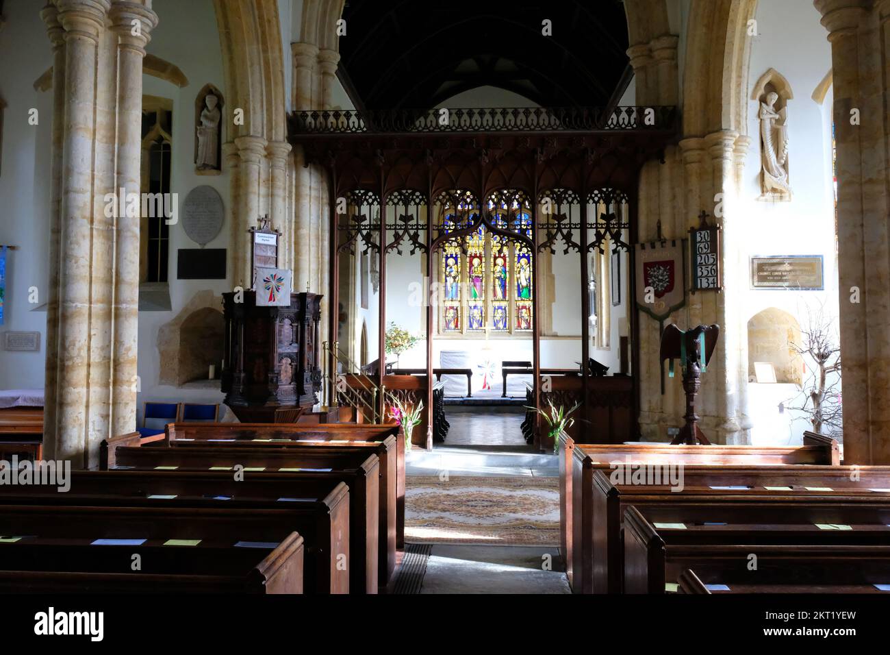 L'allée et l'autel à Saint Eglise paroissiale de Marys, Netherbury, Dorset, Royaume-Uni - John Gollop Banque D'Images