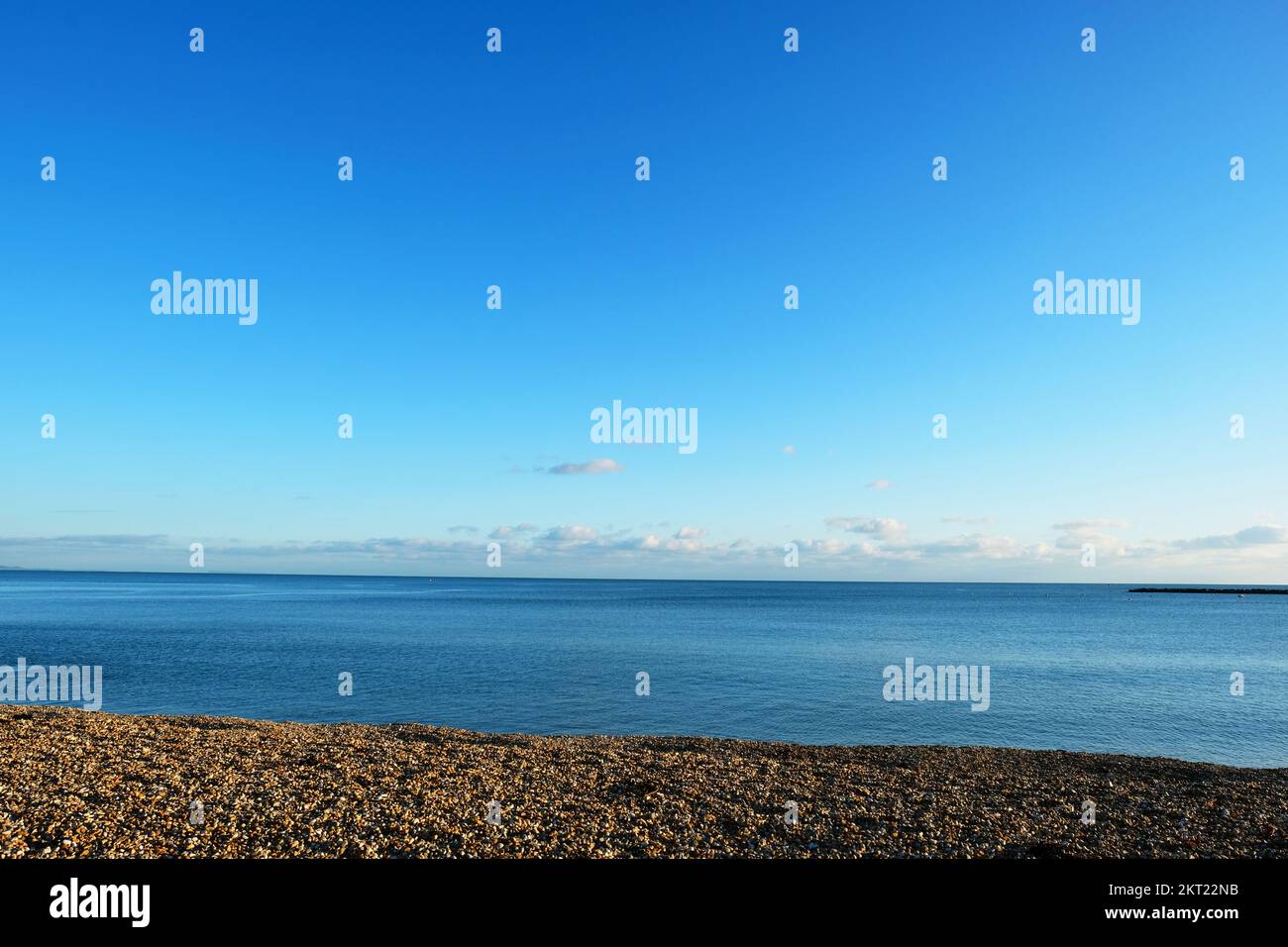 Ciel bleu sur une mer bleue, Lyme Regis, Dorset, Royaume-Uni Banque D'Images