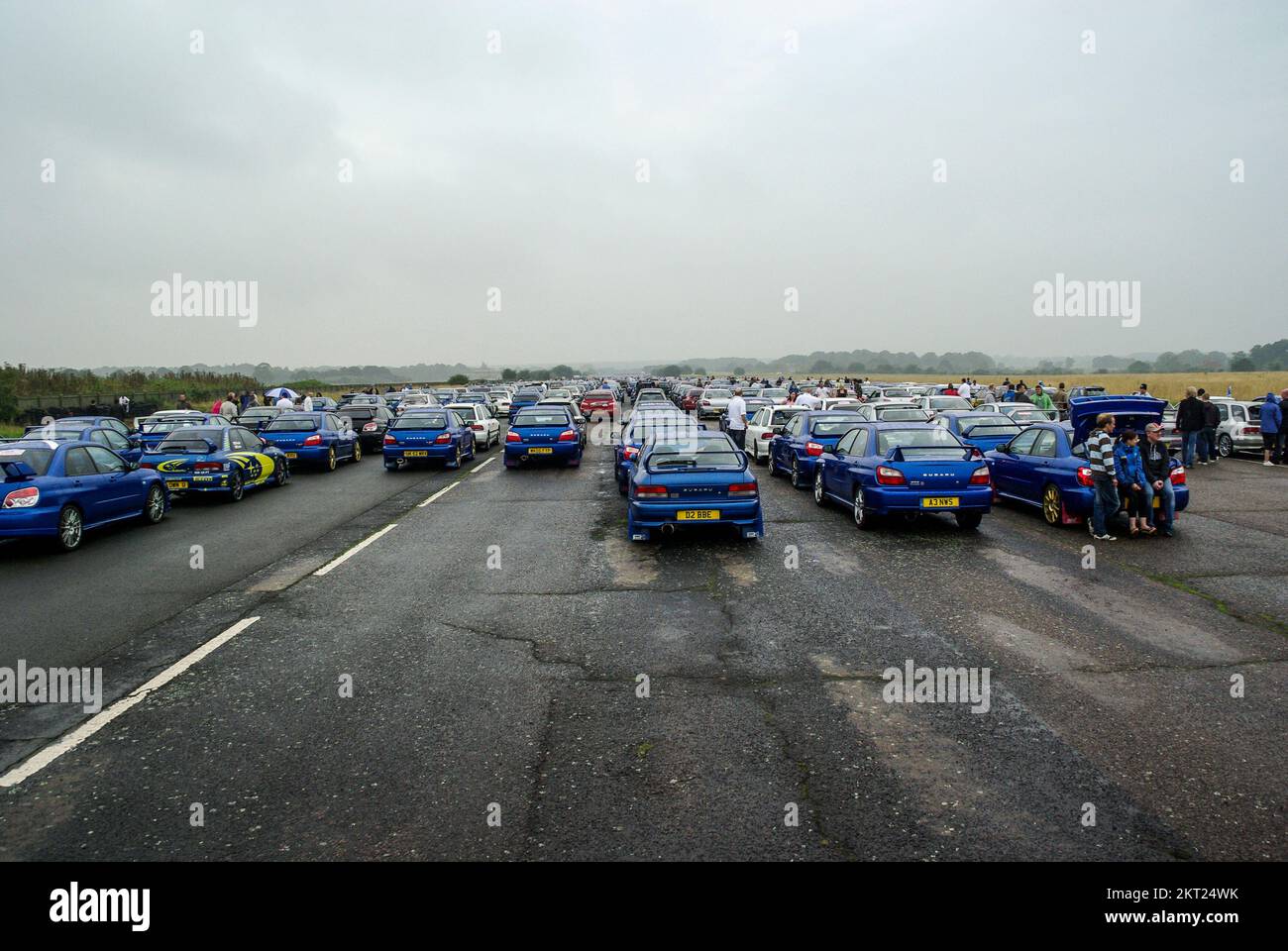 McRae rassemblement de Subaru Imprezas. Anniversaire de la mort Colin McRae près de 1200 voitures ont créé une mosaïque record de voitures sur la piste de l'ancienne RAF Honiley Banque D'Images