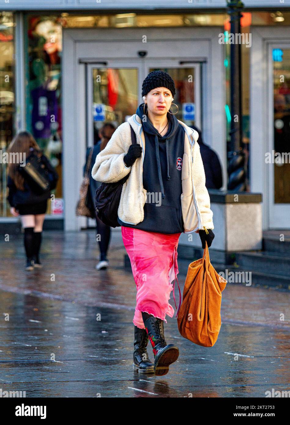Dundee, Tayside, Écosse, Royaume-Uni. 29th novembre 2022. Météo au Royaume-Uni : les températures dans le nord-est de l'Écosse ont atteint 6°C le jour de novembre, froid et ensoleillé. En dépit de la réalité, l'inflation est à un niveau élevé de 41 ans de 11,1%, les gens sortent sur leur vie quotidienne et se précipitent dans les boutiques du centre-ville de Dundee à la recherche de ventes d'hiver. Crédit : Dundee Photographics/Alamy Live News Banque D'Images