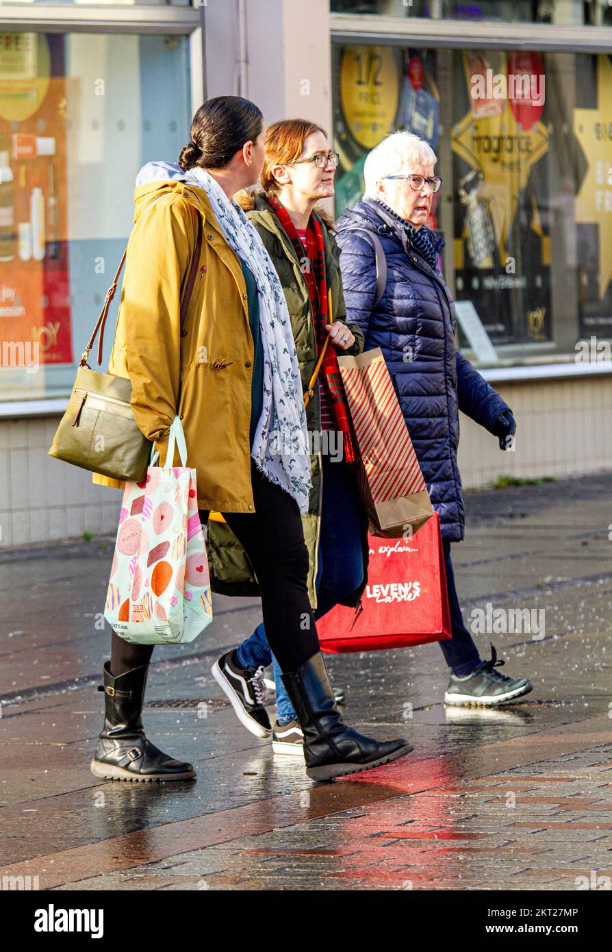 Dundee, Tayside, Écosse, Royaume-Uni. 29th novembre 2022. Météo au Royaume-Uni : les températures dans le nord-est de l'Écosse ont atteint 6°C le jour de novembre, froid et ensoleillé. En dépit de la réalité, l'inflation est à un niveau élevé de 41 ans de 11,1%, les gens sortent sur leur vie quotidienne et se précipitent dans les boutiques du centre-ville de Dundee à la recherche de ventes d'hiver. Crédit : Dundee Photographics/Alamy Live News Banque D'Images