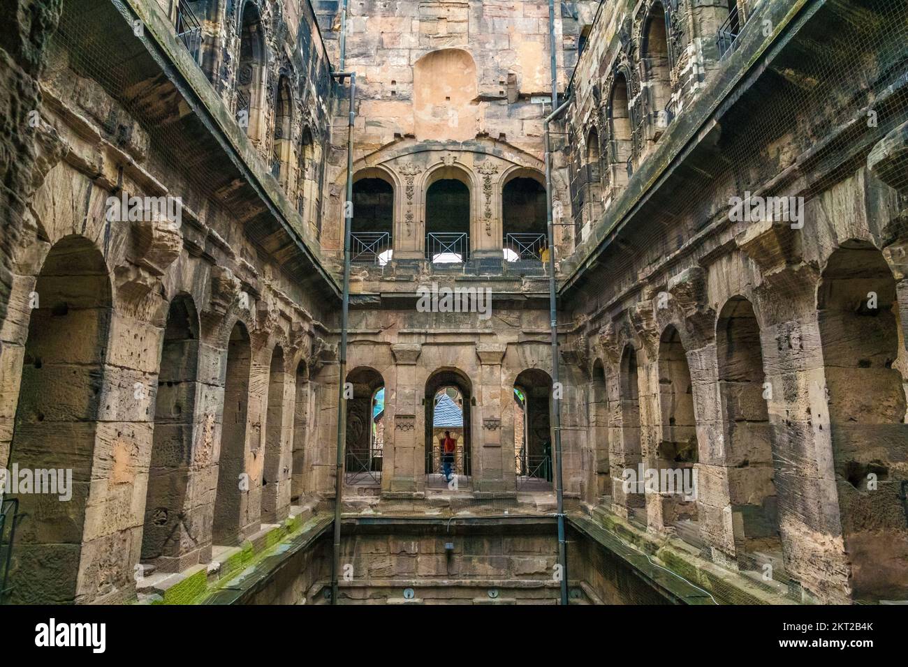 Vue pittoresque de la cour intérieure avec les étages intermédiaires à l'intérieur de la célèbre Porta Nigra, une grande porte romaine de la ville de Trèves, en Allemagne. La Porta Nigra... Banque D'Images