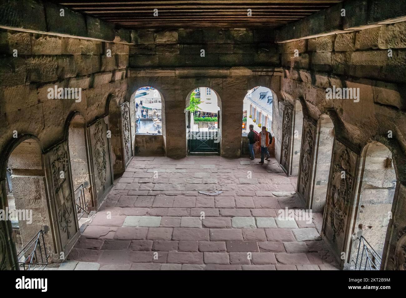 Vue panoramique à l'intérieur d'une chambre de la célèbre Porta Nigra, une grande porte romaine de la ville de Trèves, en Allemagne. Au Moyen âge, il a été transformé en deux... Banque D'Images