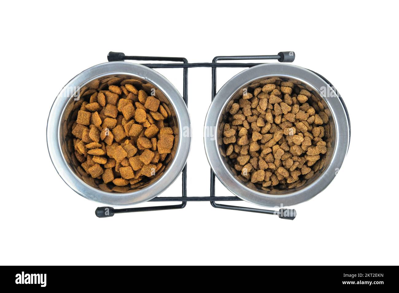 Nourriture sèche pour chats et chiens dans des bols métalliques isolés sur fond blanc. Vue de dessus. Banque D'Images
