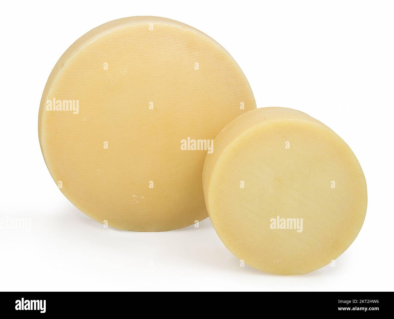 Deux fromages isolés avec texture et marques sur leurs ringes. Banque D'Images
