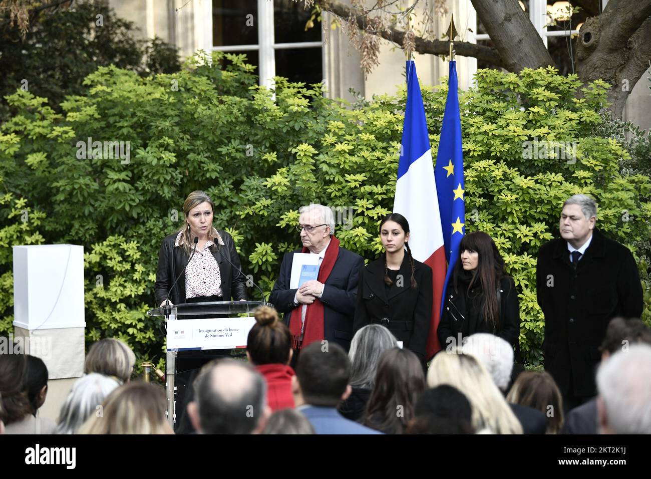 Le Président de l'Assemblée nationale française, Yael Braun-Pivet (L),  prononce un discours à côté de Jean-Louis de Valmigère, président de la  Fondation pour Strasbourg, et de l'avocat français, Pierre-François Veil  (R), fils