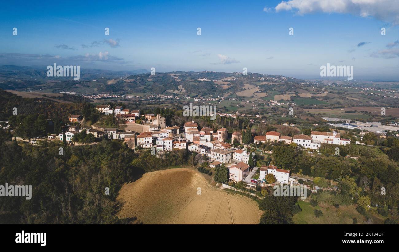 Italie, 26 novembre 2022: Vue aérienne du village de Colbordolo dans la province de Pesaro et Urbino dans la région des Marches Banque D'Images