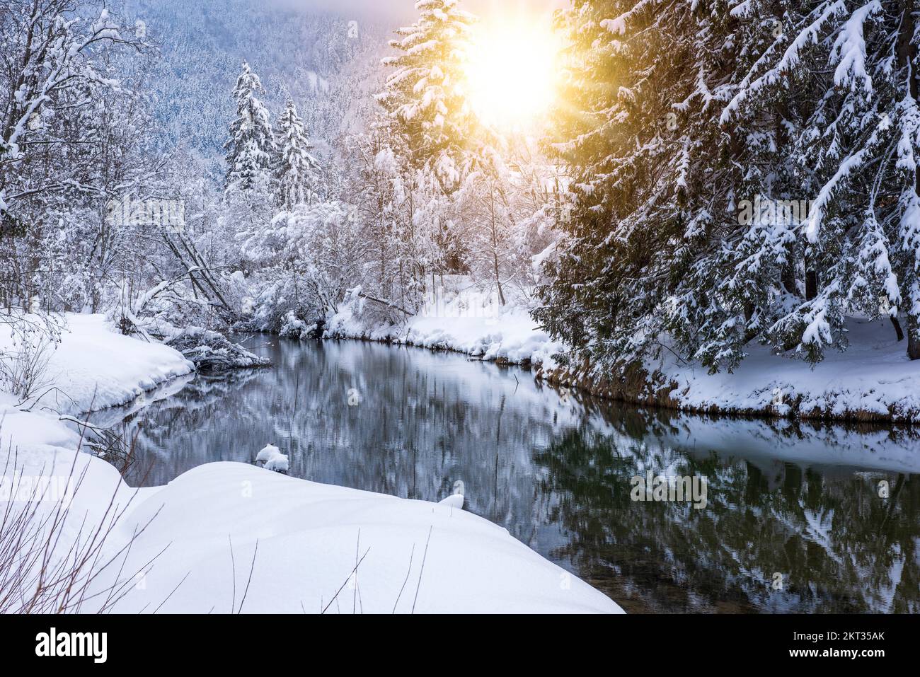 paysage d'hiver panoramique calme avec lac, neige et chaîne de montagnes Banque D'Images