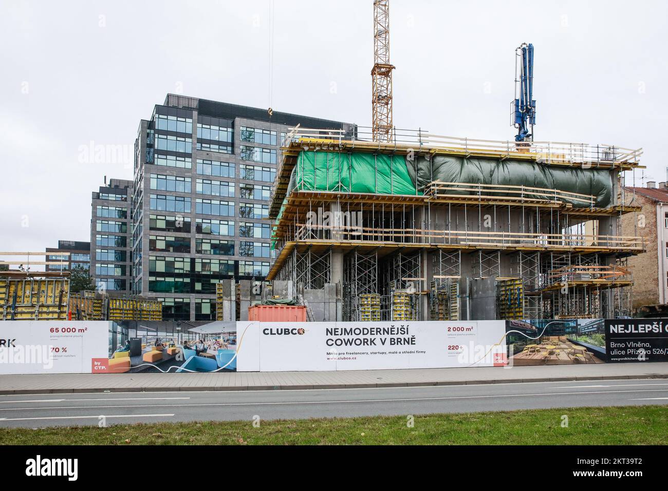 Brno, République tchèque. 29th novembre 2022. Le développeur CTP construit un bâtiment de 60 mètres de haut avec un système de livraison de drones sur l'ancien site de Vlnana, le 29 novembre 2022, à Brno. La construction coûtera 600 millions de CZK. Crédit: Monika Hlavacova/CTK photo/Alamy Live News Banque D'Images