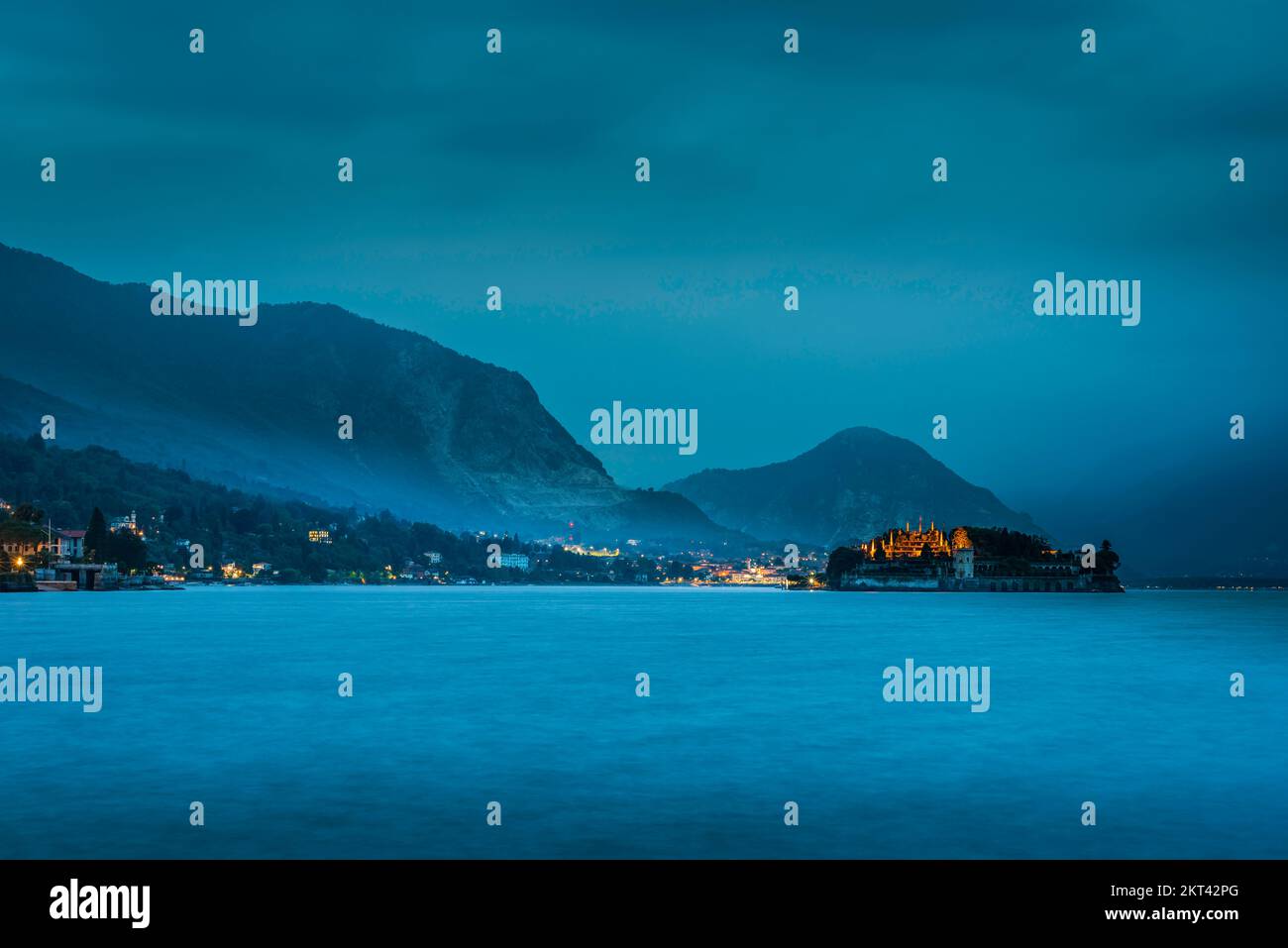 Lac majeur Italie, vue en soirée sur la rive ouest du lac majeur montrant le célèbre jardin sur l'île Borromée d'Isola Bella illuminé Banque D'Images