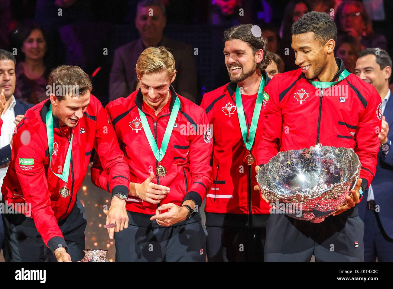 L'équipe canadienne célèbre sa première victoire finale de la coupe
