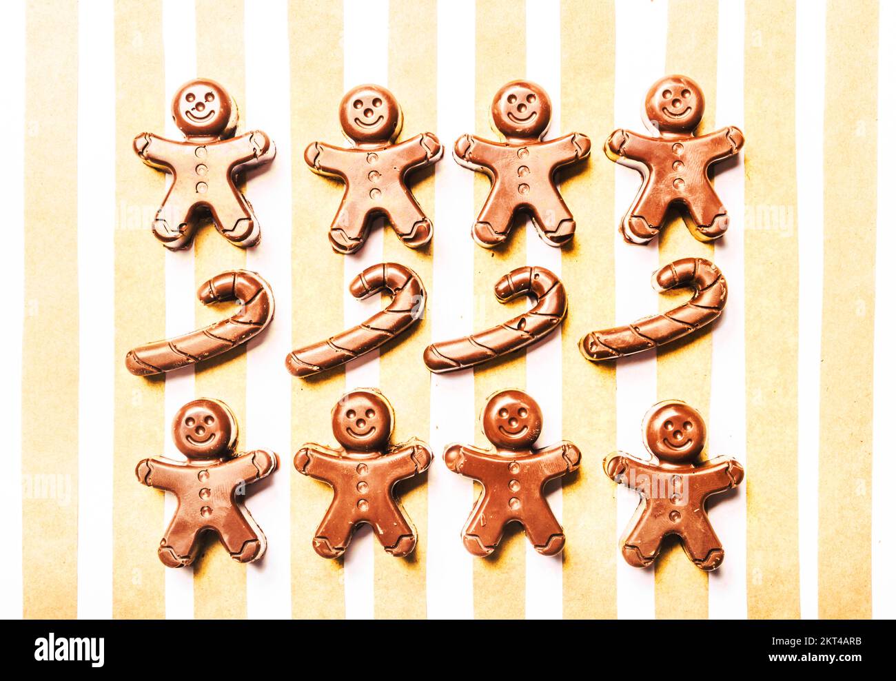 Photo de la vie sur un fond de pain d'épice de biscuit au chocolat dans le style de x-mas d'enfance. Choc cookie de Noël Banque D'Images