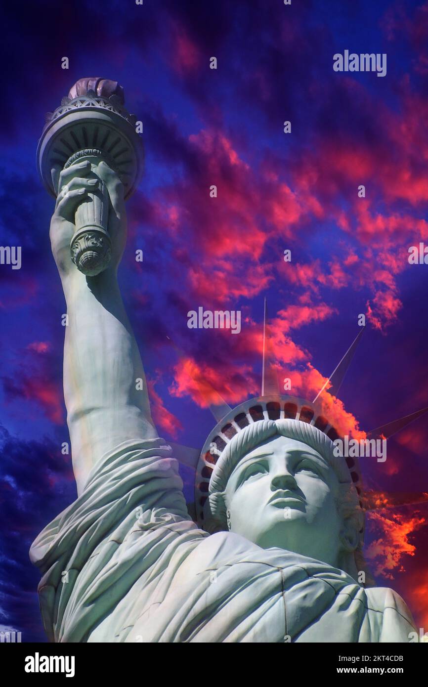 Statue de la liberté avec un coucher de soleil ou un ciel de lever de soleil qui symbolisent la liberté Banque D'Images