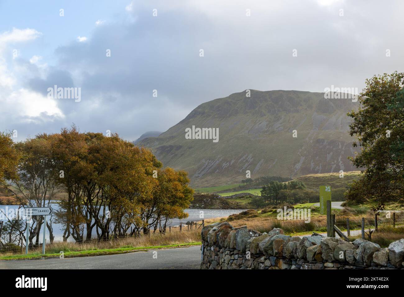 Cadair Idris ou Cader Idris vus de Cregennan Lakes, Snowdonia, pays de Galles, Royaume-Uni Banque D'Images