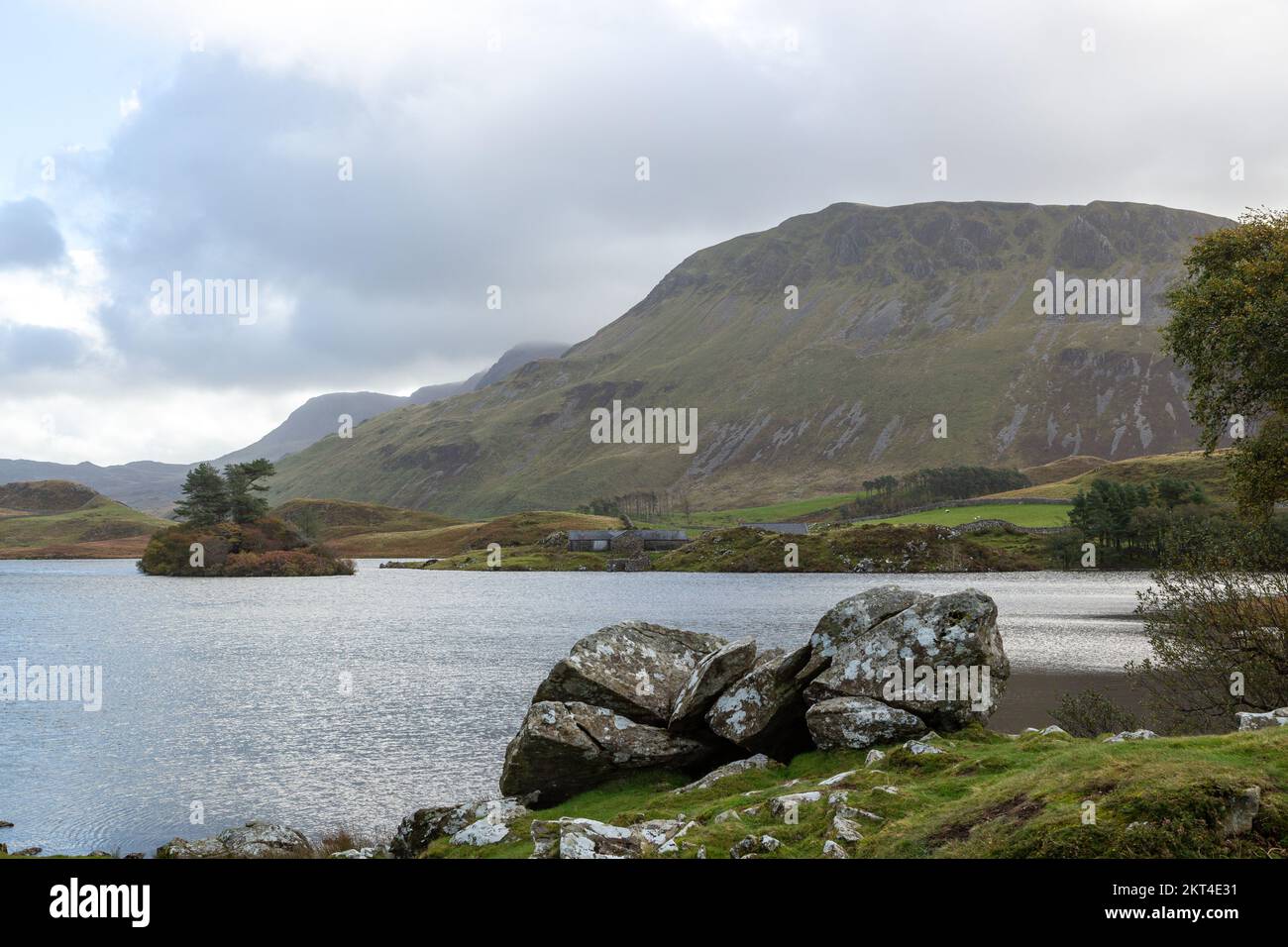 Cadair Idris ou Cader Idris vus de Cregennan Lakes, Snowdonia, pays de Galles, Royaume-Uni Banque D'Images