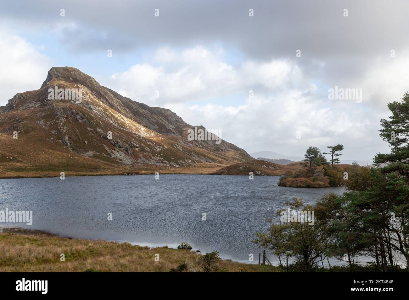 Lacs Cregennan soutenus par le sommet de Bryn Brith, parc national de Snowdonia, Gwynedd, pays de Galles du Nord Banque D'Images