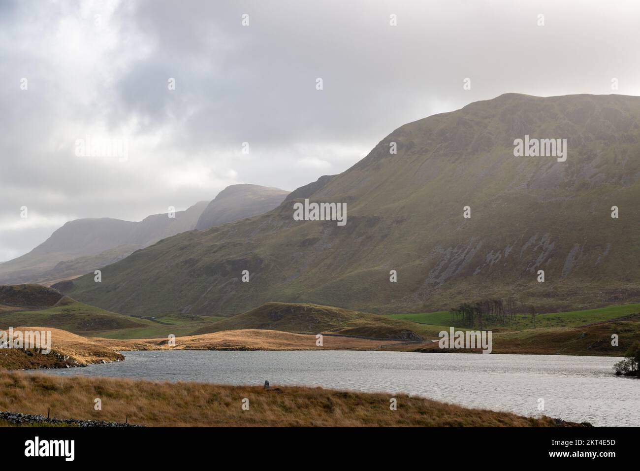 Cadair Idris ou Cader Idris vus de Cregennan Lakes, Snowdonia, pays de Galles, Royaume-Uni Banque D'Images