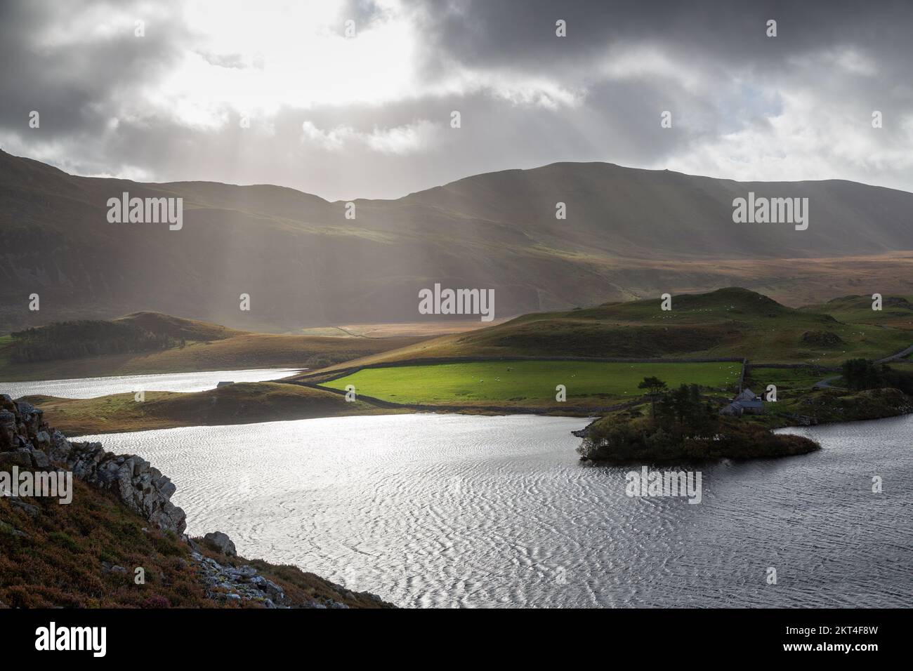 Magnifiques poutres au-dessus des lacs Cregennan, Snowdonia, pays de Galles, Royaume-Uni Banque D'Images