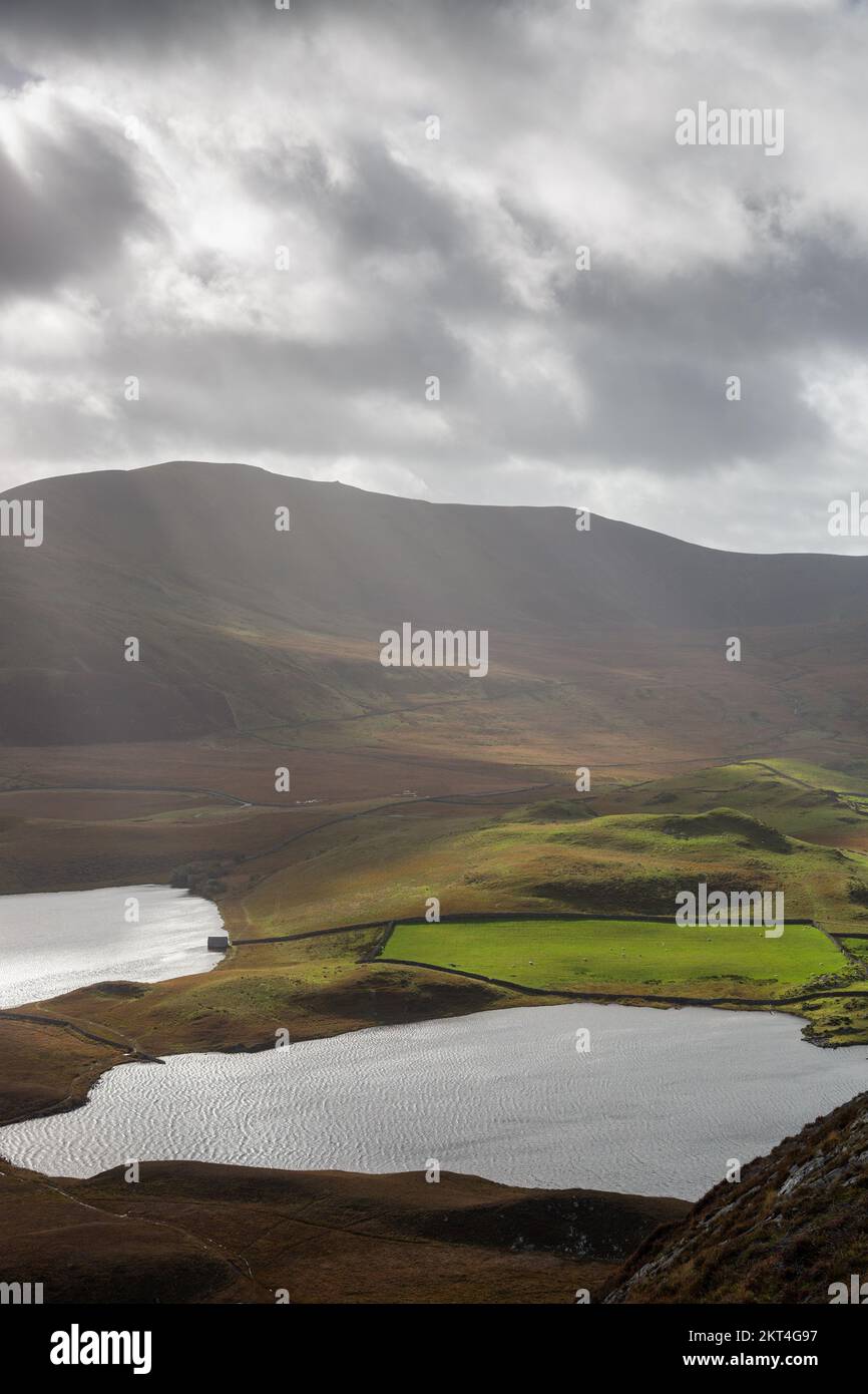 Magnifiques poutres au-dessus des lacs Cregennan, Snowdonia, pays de Galles, Royaume-Uni Banque D'Images