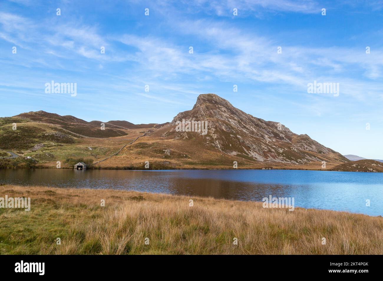 Lacs Cregennan soutenus par le sommet de Bryn Brith, parc national de Snowdonia, Gwynedd, pays de Galles du Nord Banque D'Images