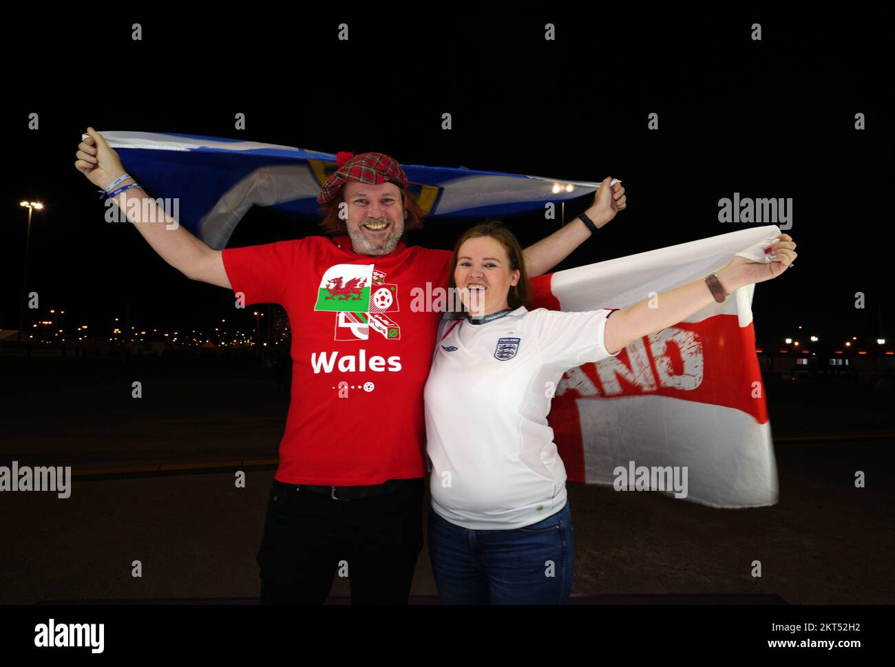 Un fan du pays de Galles et de l'Angleterre qui vit au Qatar est photographié avant le match de la coupe du monde de la FIFA du groupe B au stade Ahmad Bin Ali, à Al Rayyan, au Qatar. Date de la photo: Mardi 29 novembre 2022. Banque D'Images