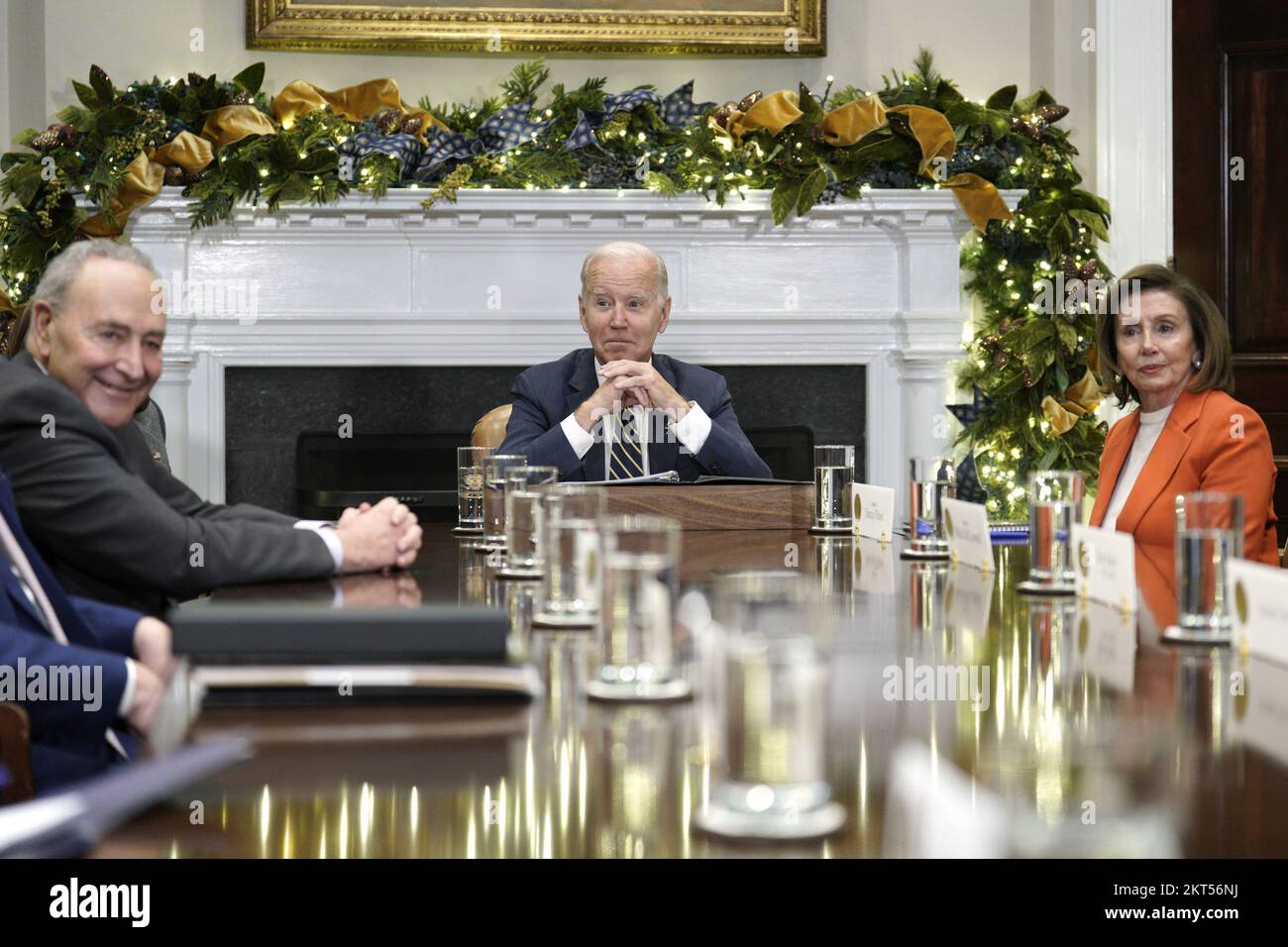 Washington, États-Unis. 29th novembre 2022. Le président Joe Biden siège entre le leader de la majorité au Sénat Chuck Schumer, D-NY, (L) et le président de la Chambre Nancy Pelosi, D-CA, lors d'une réunion avec les dirigeants du Congrès dans la salle Roosevelt à la Maison Blanche à Washington, DC, mardi, 29 novembre 2022. Photo par Yuri Gripas/UPI crédit: UPI/Alay Live News Banque D'Images