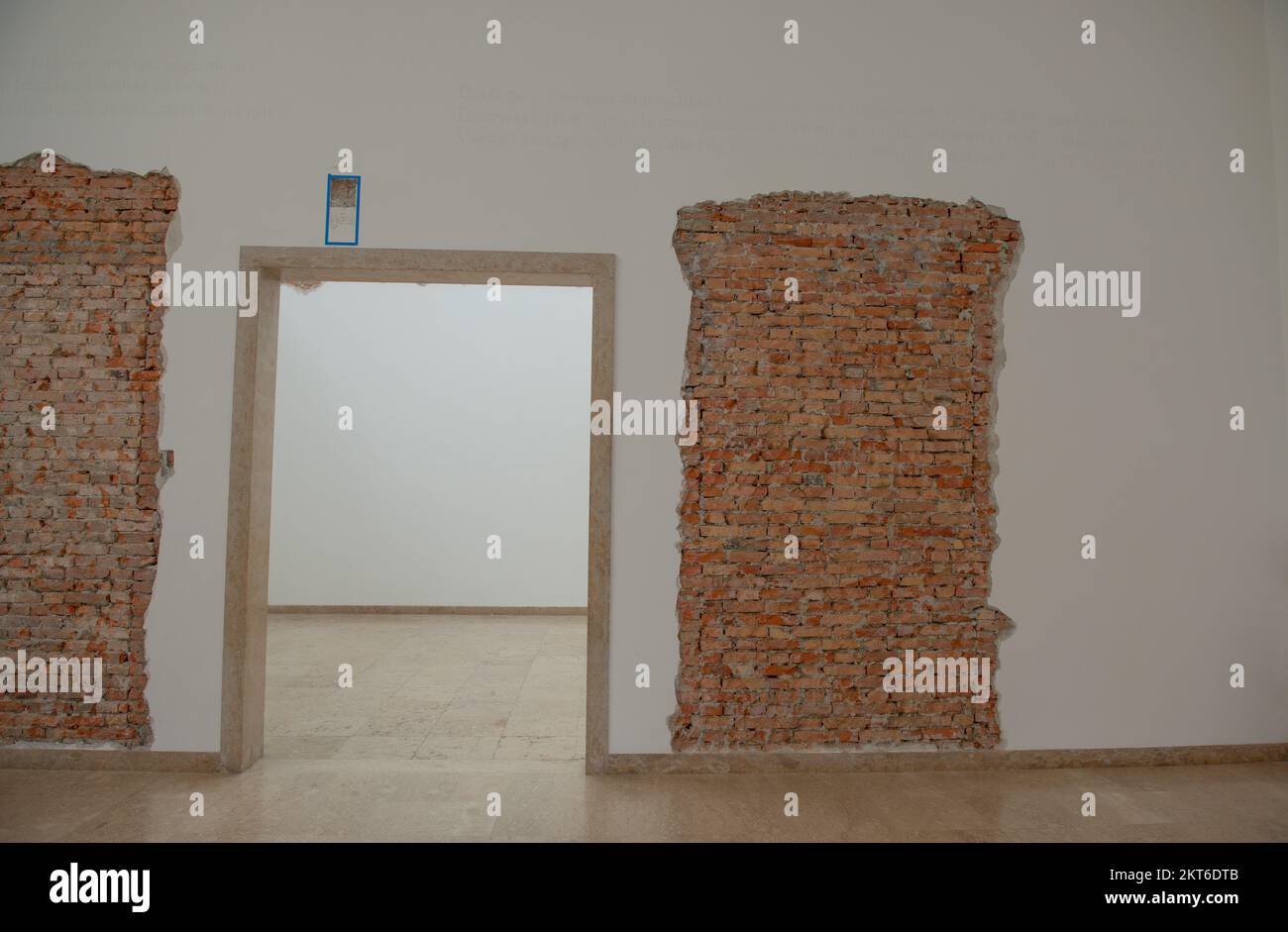 Plâtre avec briques apparentes pendant la rénovation Banque D'Images