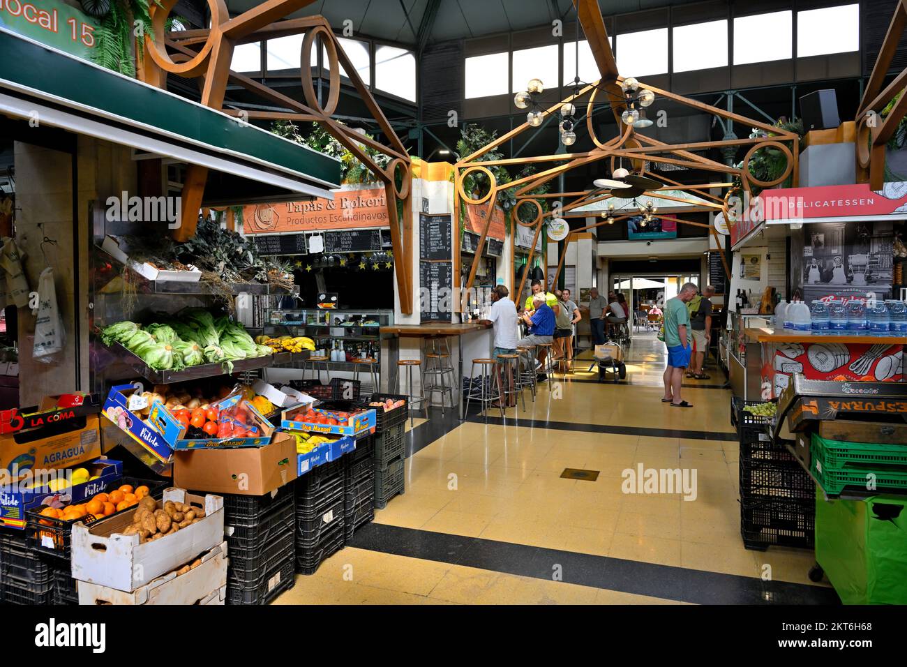 A l'intérieur du Mercado del Puerto, le marché du port avec des arches en fer torrenté datant du 19th siècle avec des stands de nourriture et des bars à tapas. Banque D'Images A l'intérieur du Mercado del Puerto, le marché du port avec des arches en fer torrenté datant du 19th siècle avec des stands de nourriture et des bars à tapas. Banque D'Images