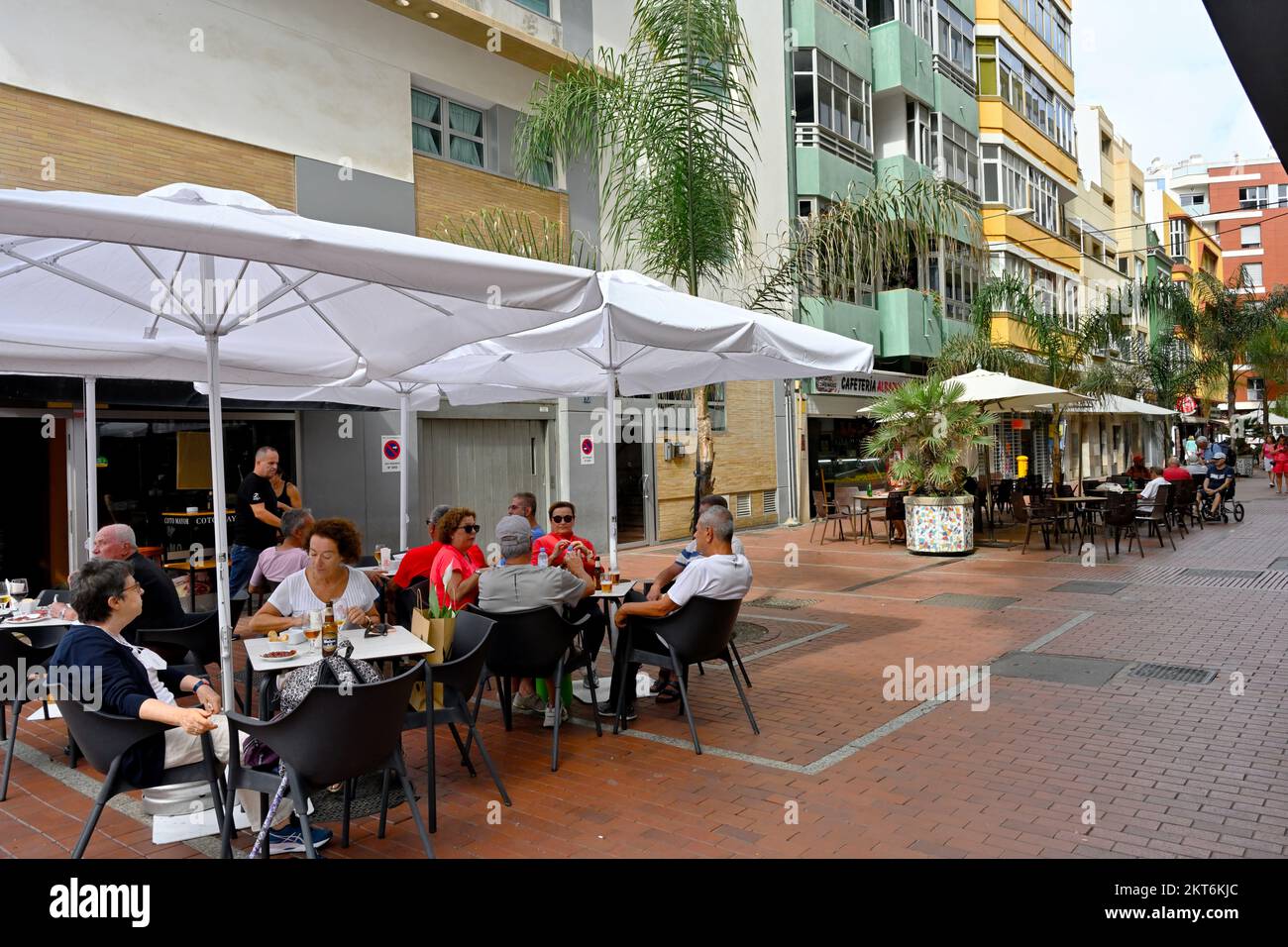 Manger à l'extérieur sur la grande promenade piétonne le long de la plage de Playa de las Canteras, Las Palmas, Gran Canaria Banque D'Images Manger à l'extérieur sur la grande promenade piétonne le long de la plage de Playa de las Canteras, Las Palmas, Gran Canaria Banque D'Images