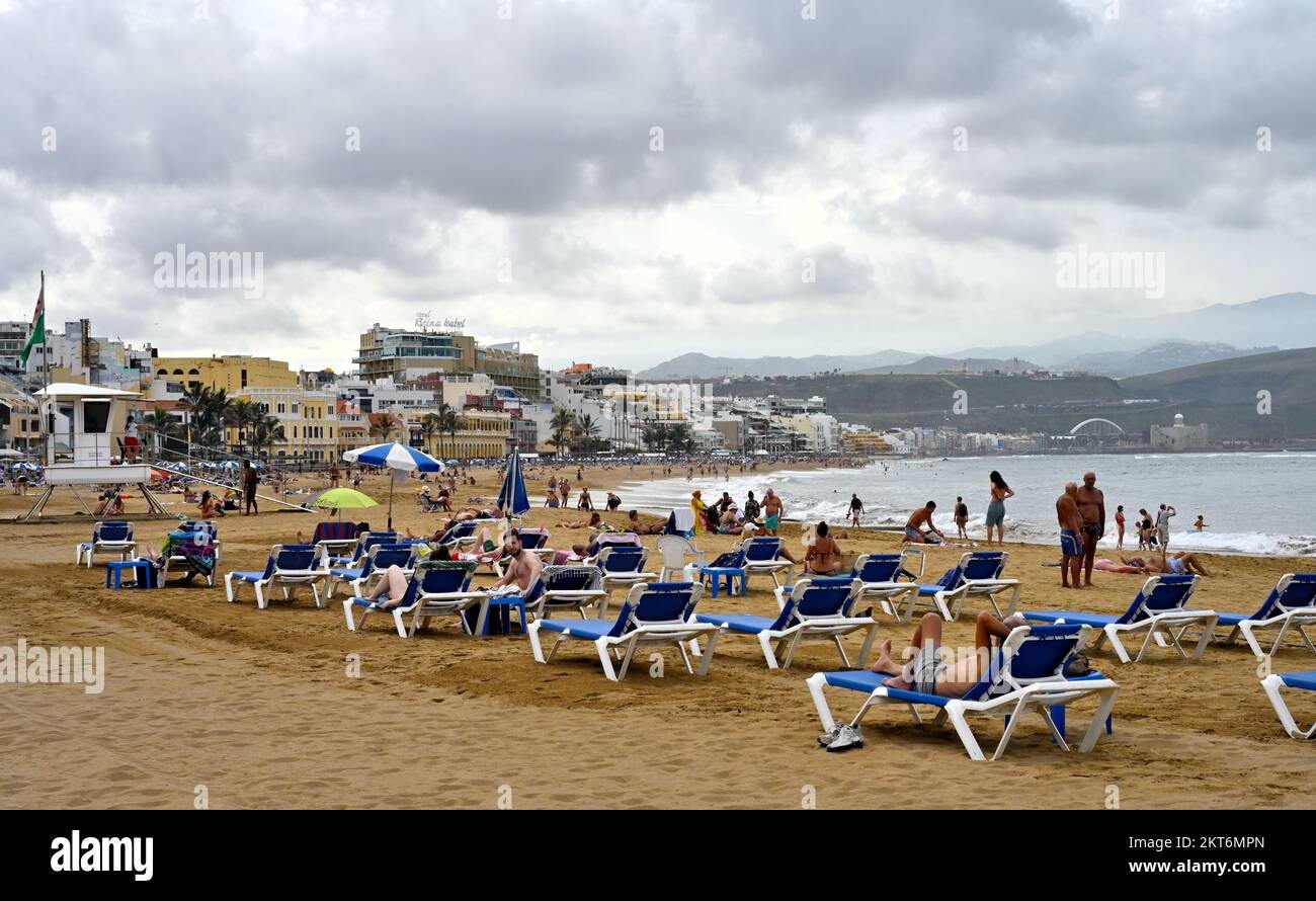 Bains de soleil sur la plage de Playa de las Canteras, Las Palmas, Gran Canaria Banque D'Images Bains de soleil sur la plage de Playa de las Canteras, Las Palmas, Gran Canaria Banque D'Images