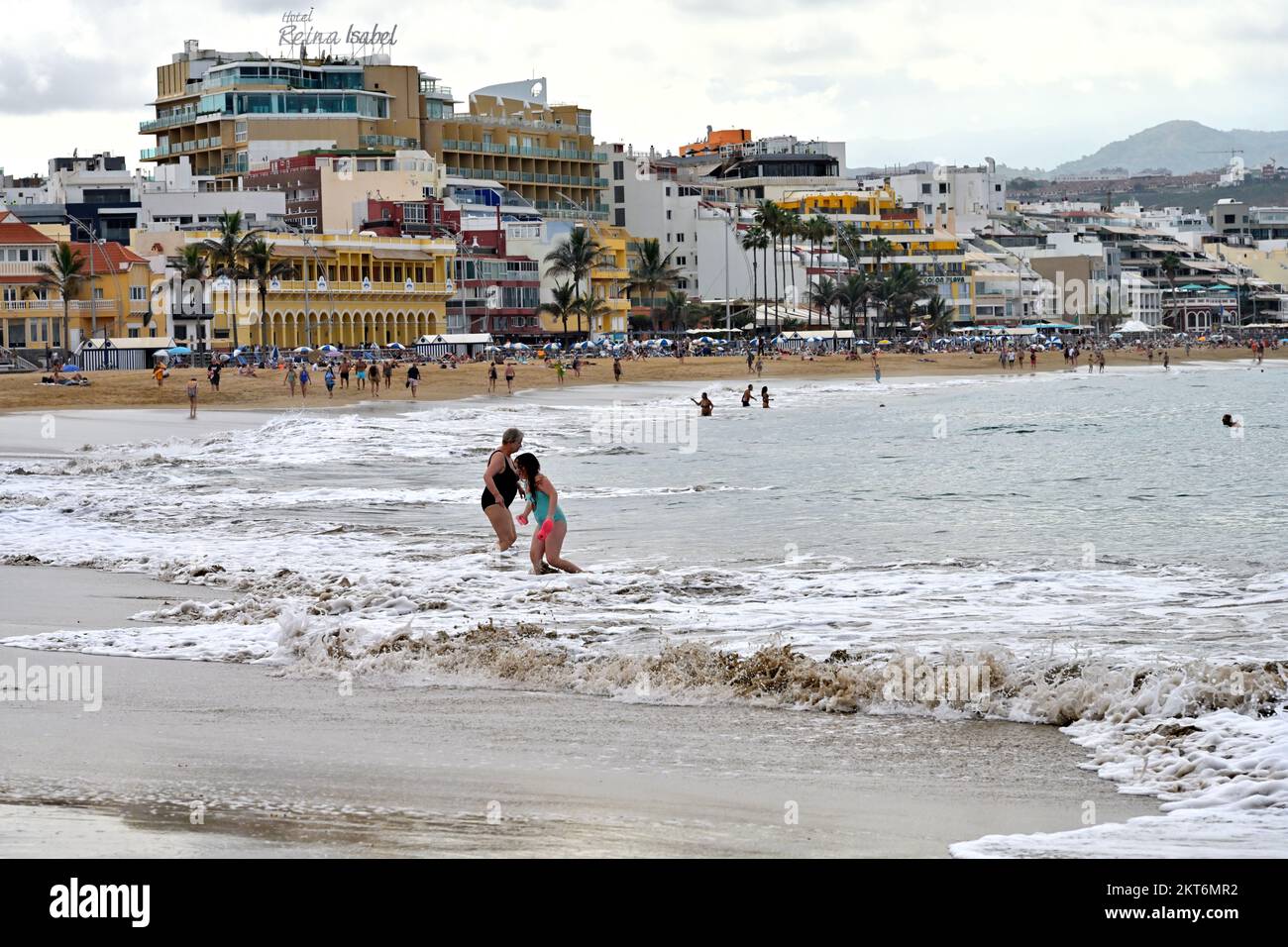 Les gens dans la mer le long de la plage de Playa de las Canteras, Las Palmas, Gran Canaria Banque D'Images Les gens dans la mer le long de la plage de Playa de las Canteras, Las Palmas, Gran Canaria Banque D'Images